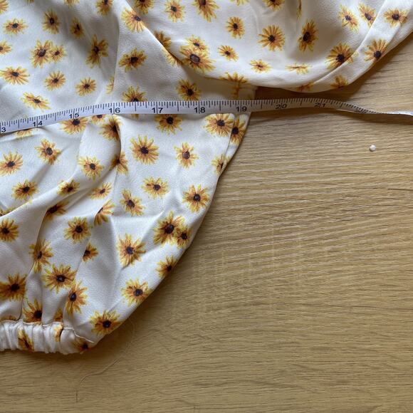NWT WeWoreWhat x Revolve Daisy Flower Billow Sleeve Crop Top Women's Size Large - Picture 7 of 8